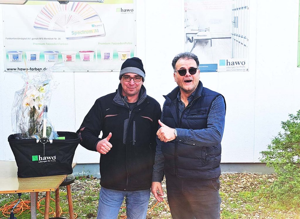 Dennis Krall mit Stefan Winkler bei der Präsentübergabe