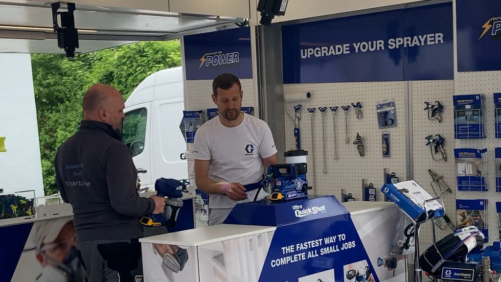 ein Kunde informiert sich am Graco-Stand