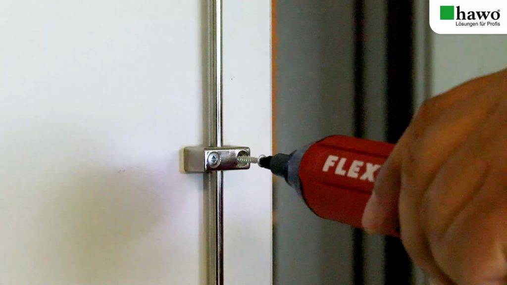 kleiner FLEX-Akkuschraubendreher, wie er eine Schraube in einem Schrank dreht