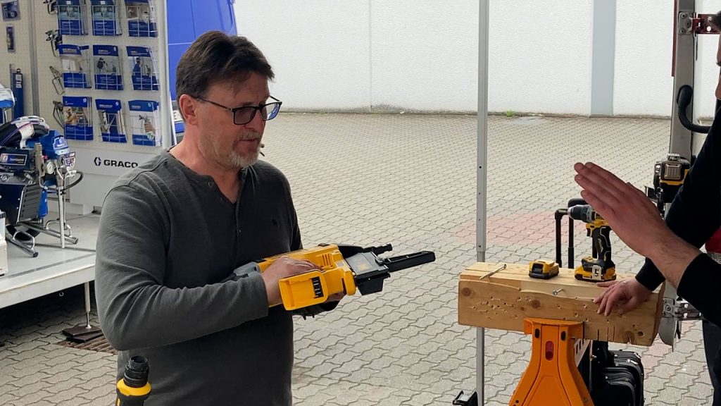ein Mann begutachtet eine DeWALT Maschine