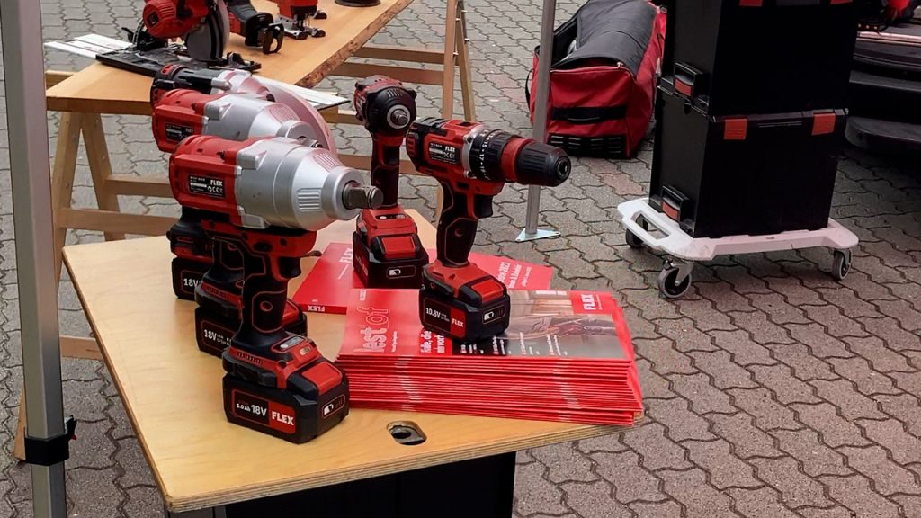 einige Akku-Schrauber am FLEX-Stand