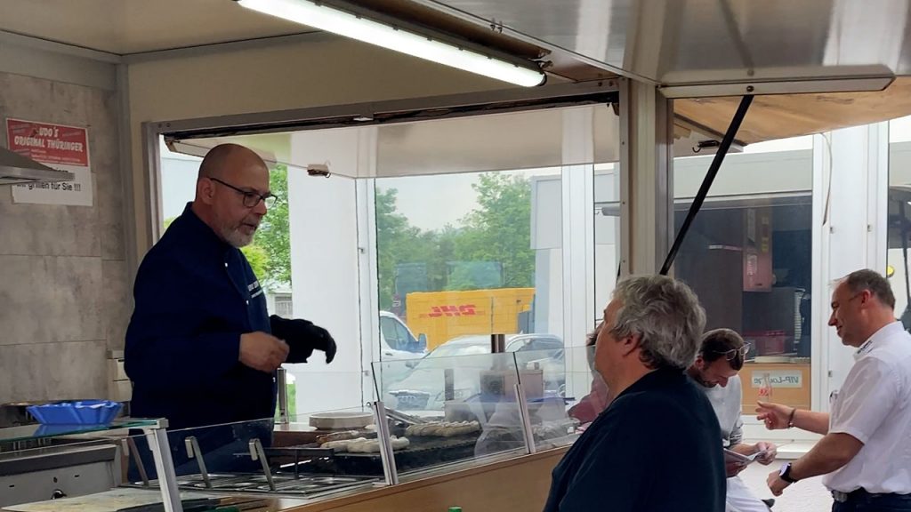 der Imbisswagen Udo's original Thüringer mit Udo und bestellenden Kunden