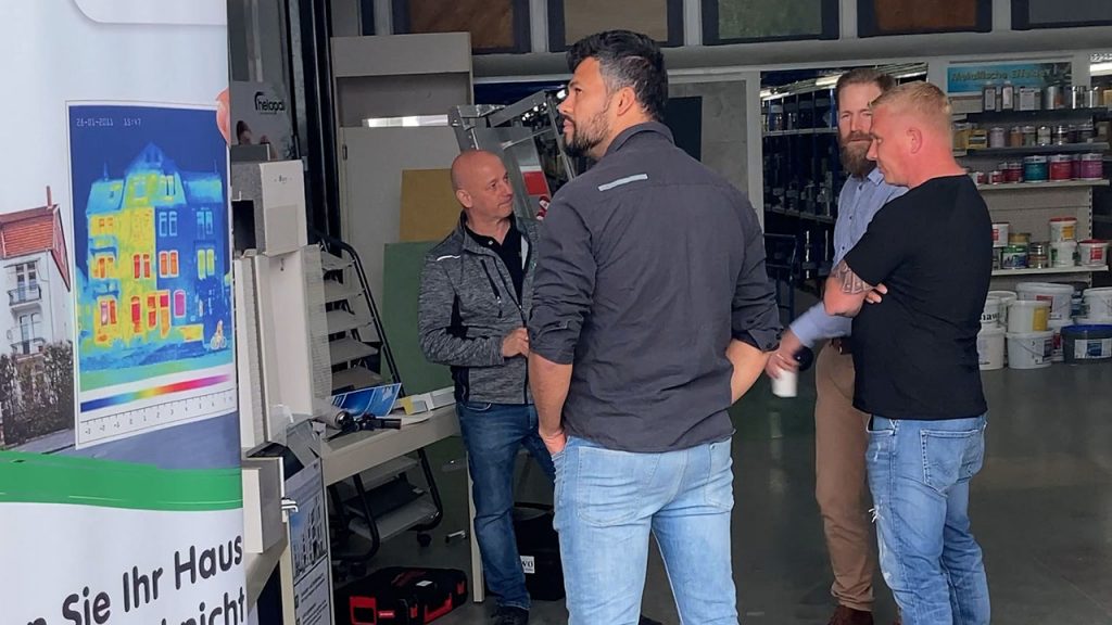 3 Kunden informieren sich am WDVS-Stand von Andreas Brehm