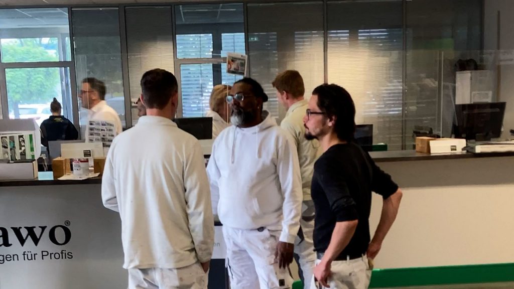 Kunden mit Dilip vor dem Verkaufstresen in Heppenheim