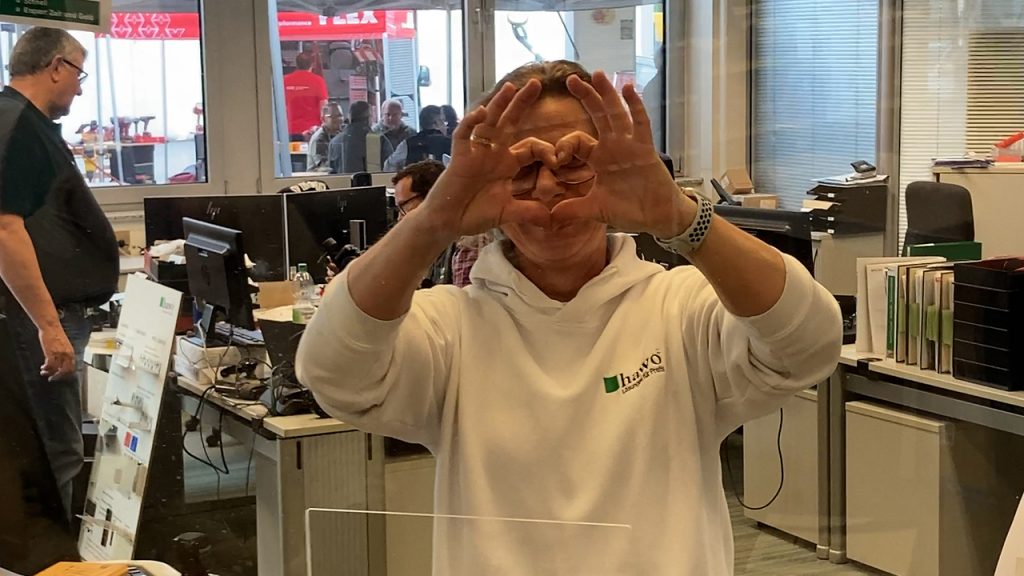 Martina Jarz formt mit ihren Händen ein Herz