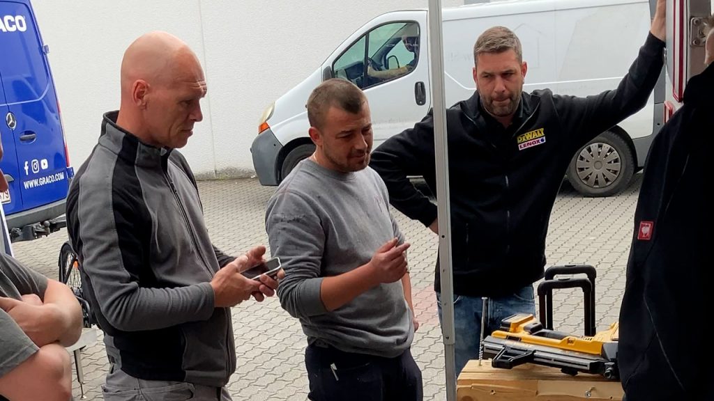 zwei sehr interessierte Kunden am DeWALT-Stand