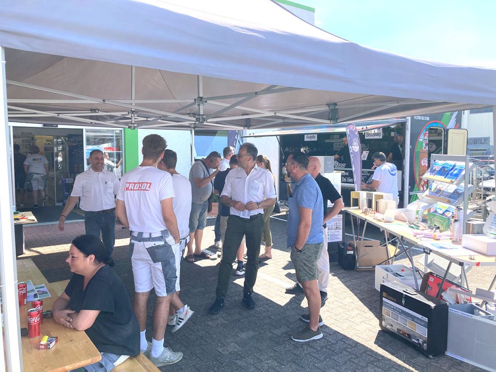 viele Menschen bei strahlendem Sonnenschein