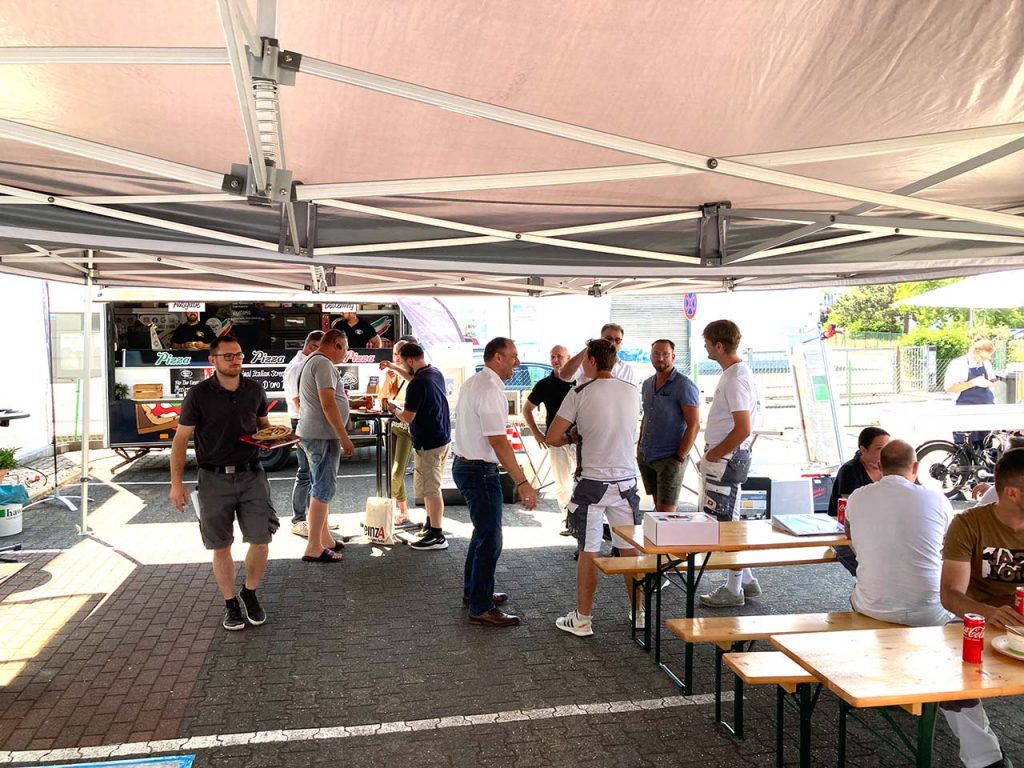 Besucher vor dem Pizza-Imbisswagen