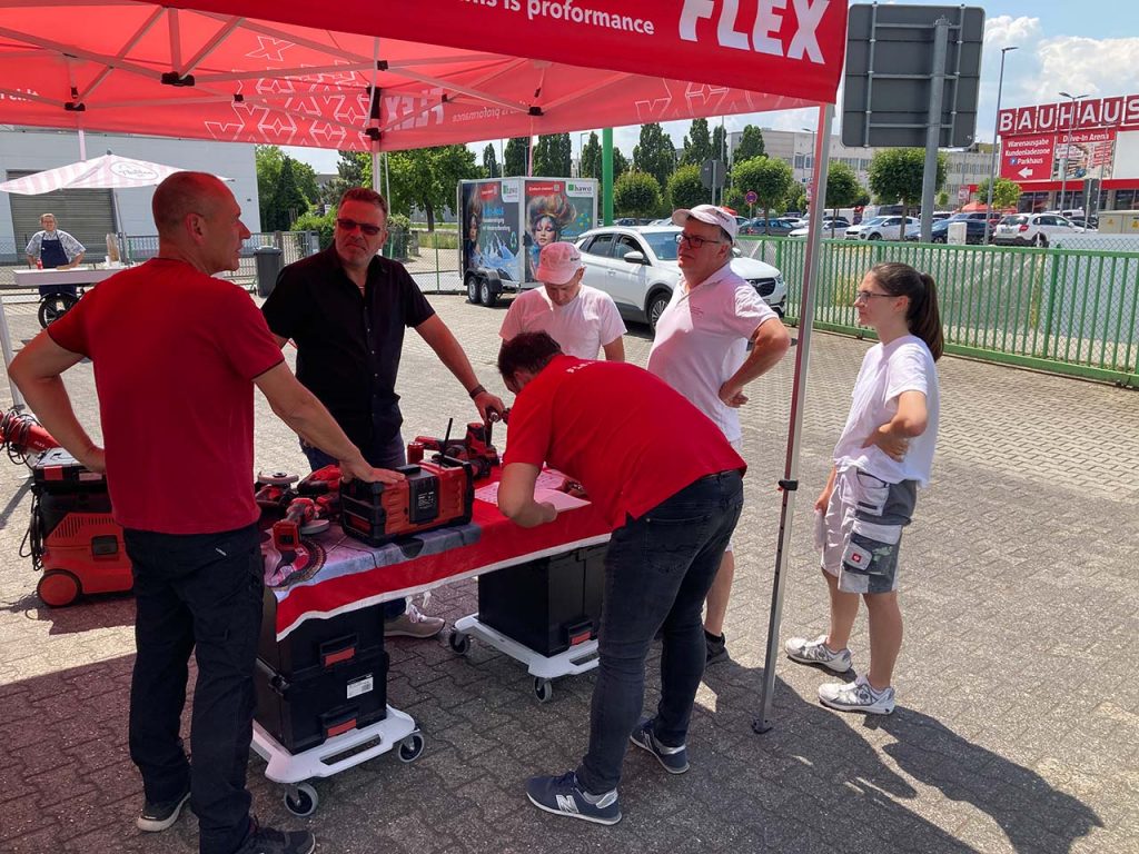 Kundenberatung am FLEX-Stand - 3 Maler mit den Fachberatern von FLEX