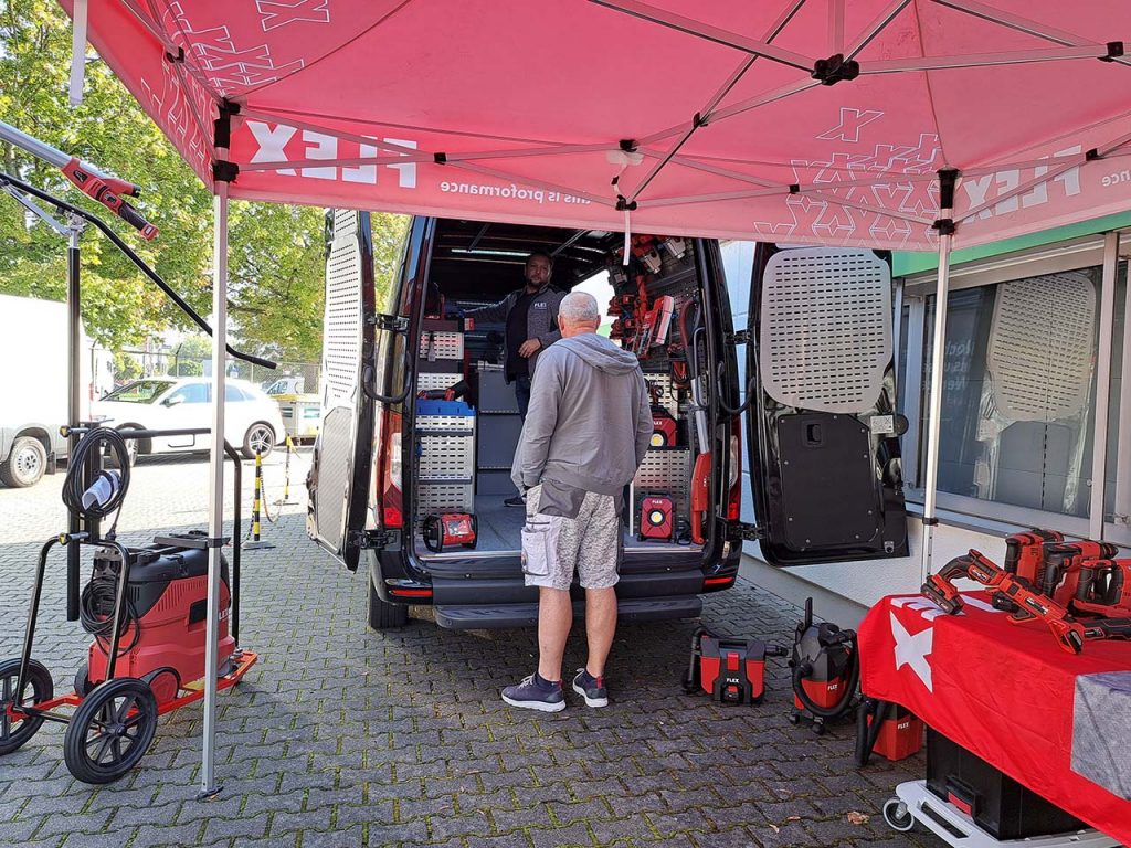 Der Stand und Maschinen-Bus von FLEX