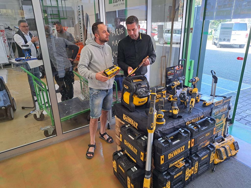 Fachberatung am Stand von DeWALT
