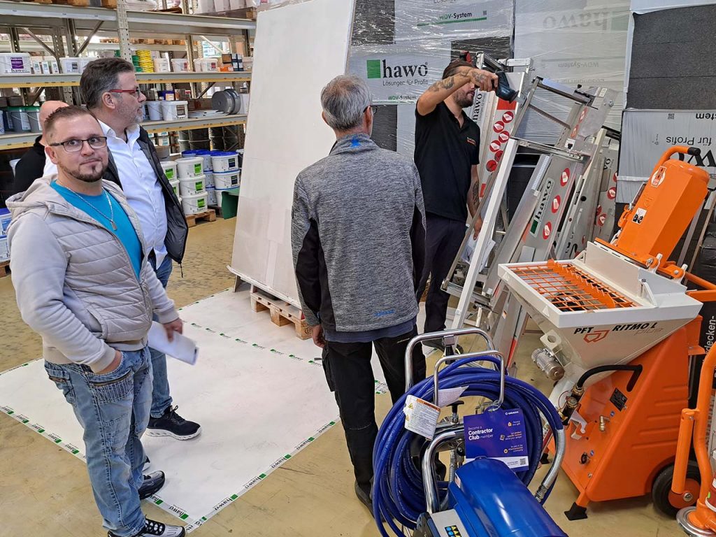 hawo Mitarbeiter zeigen einem Kunden Mineralwolle-Schneidegeräte