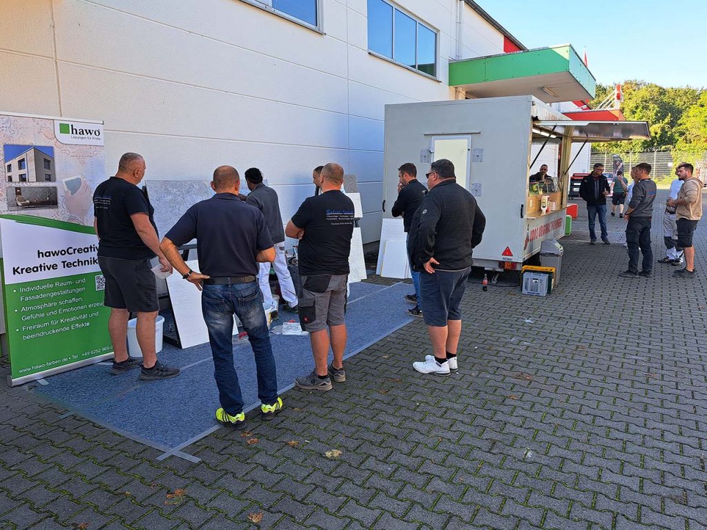 viele Zuschauer am Creativstand von Dilip - im Hintergrund Udo's Imbiss