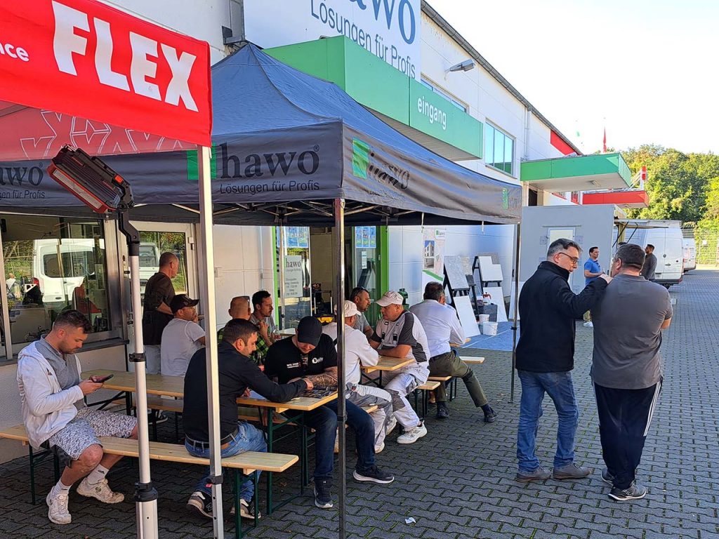 viele Besucher vor der Filiale Mannheim