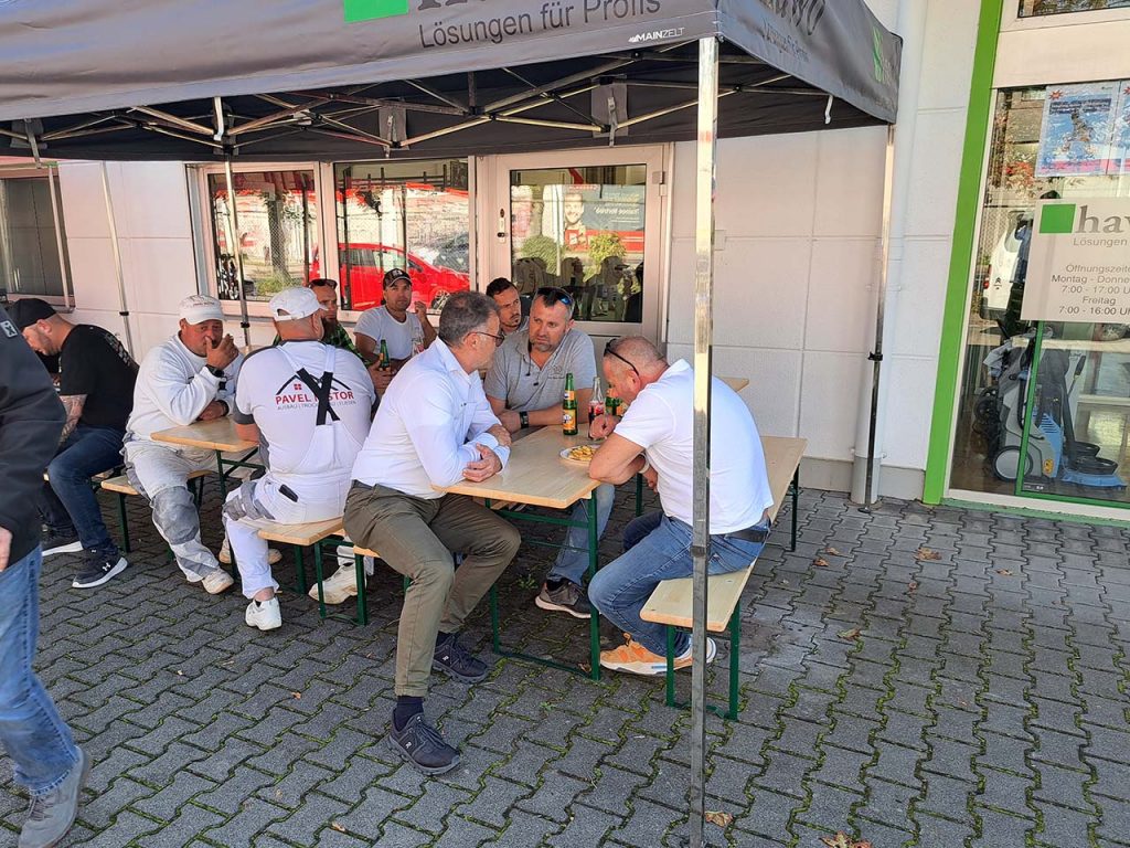 Viele Menschen im Essensbereich