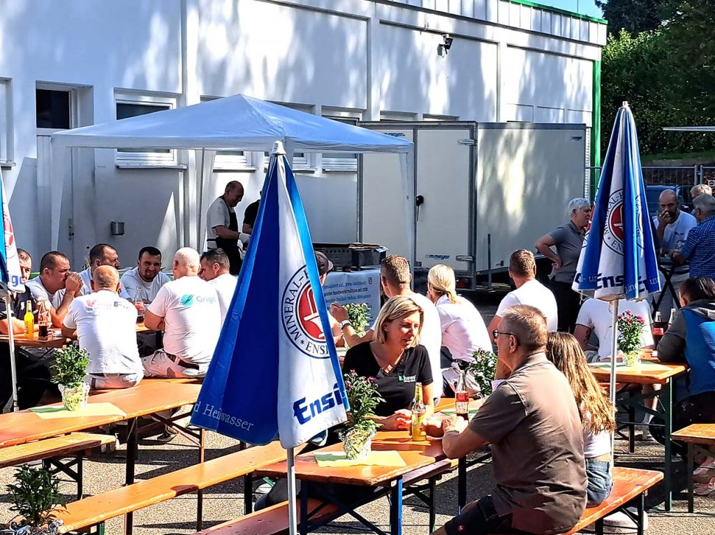 der Essensbereich im Sonnenschein