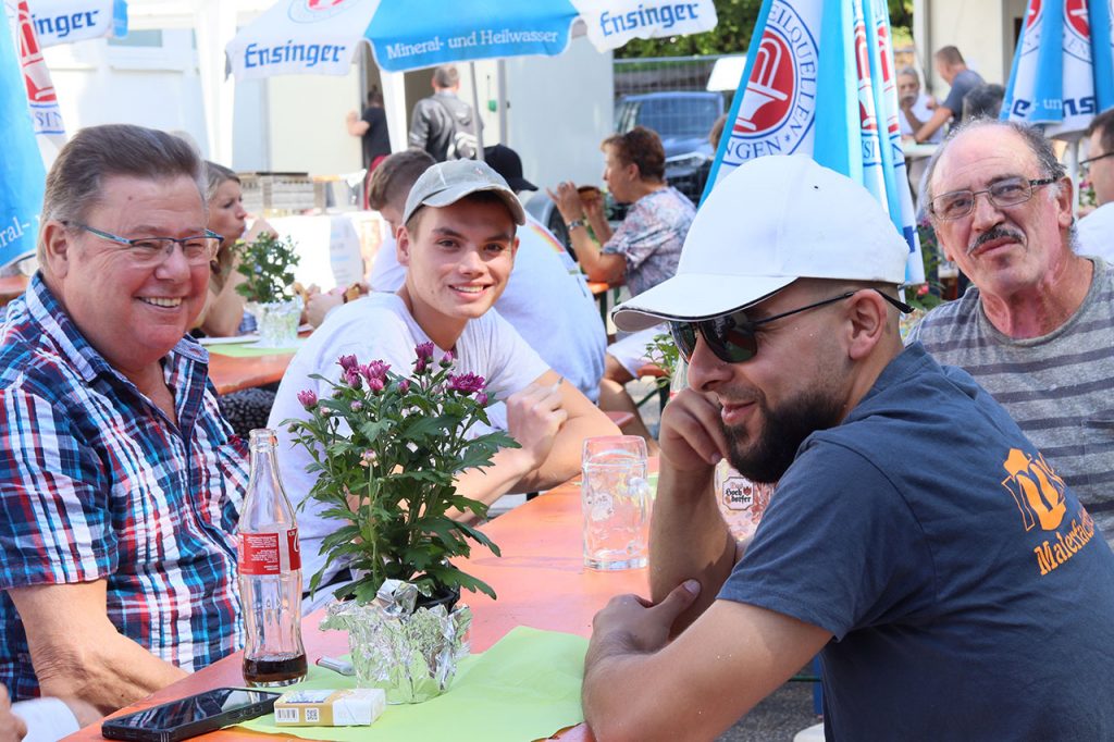 Fröhliche Kunden lachen in die Kamera