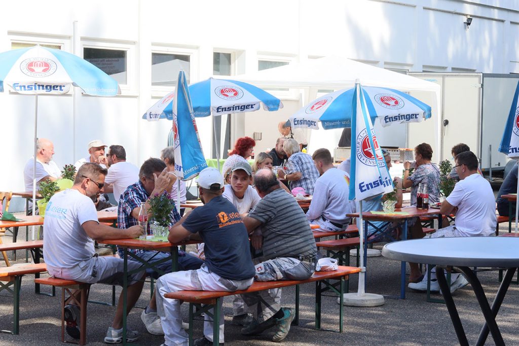 Viele Besucher auf dem Außengelände in Pforzheim