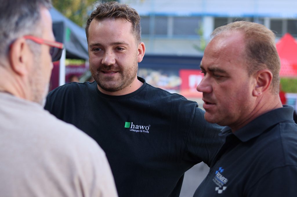 Filialleiter Sebastian Scheerer mit einem Kunden