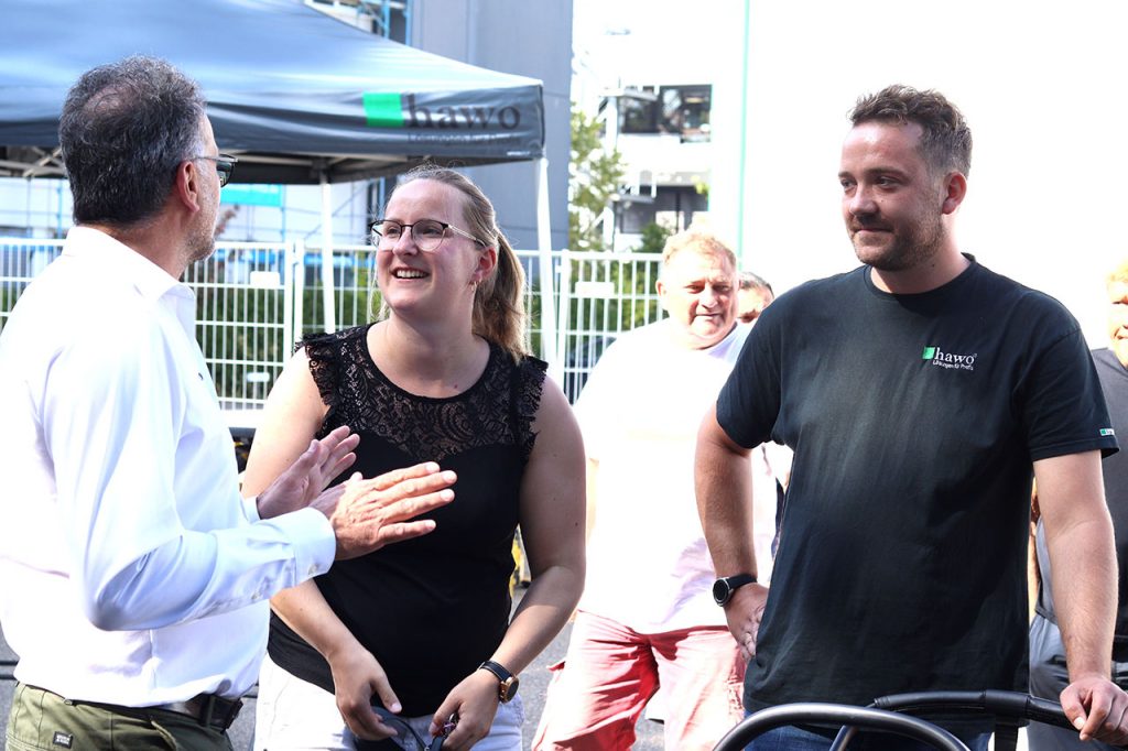 Filialleiter Sebastian Scheerer mit seiner Frau und hawo Geschäftsführer Stefan Winkler