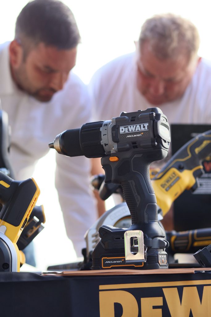 Detailaufnahme eines DeWALT McLarren - im Hintergrund der DeWALT Fachberater Christopher Eser mit einem Kunden - mit Tiefenschärfe