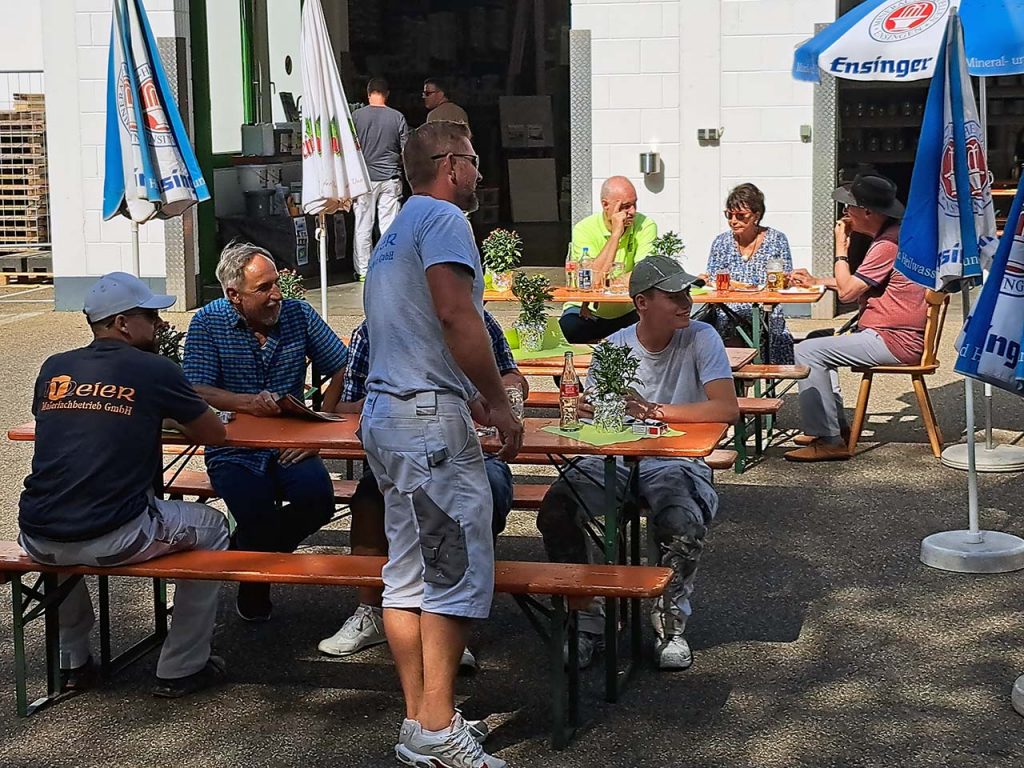 Kunden auf den Bierbänken