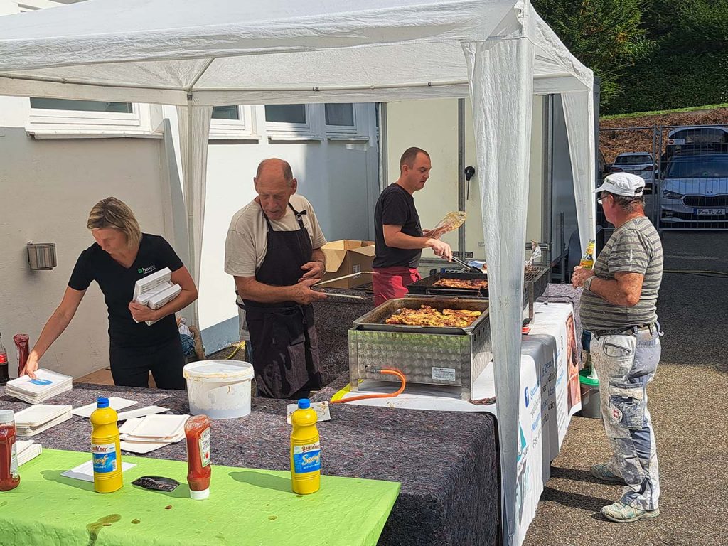 Günther und sein Team am Grill