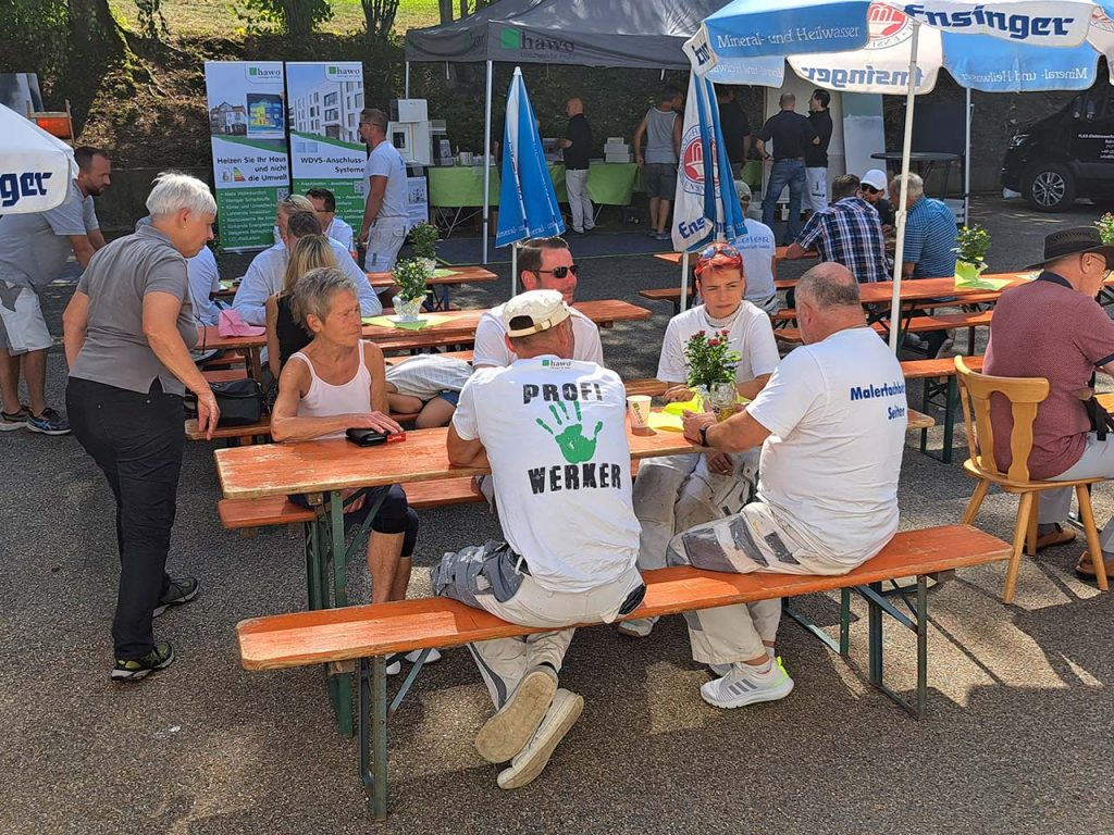 Kunden auf den Bierbänken