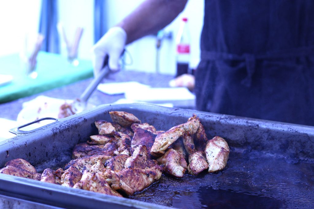 Detailaufnahme Geflügel im Grill