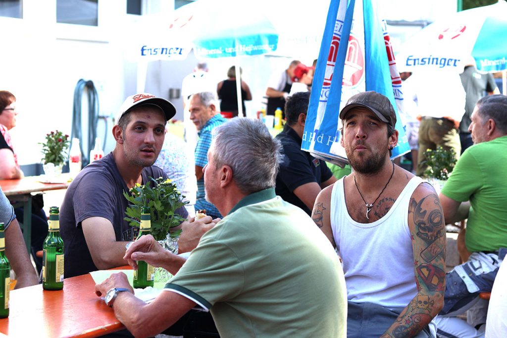 Kunden auf den Bierbänken beim Essen