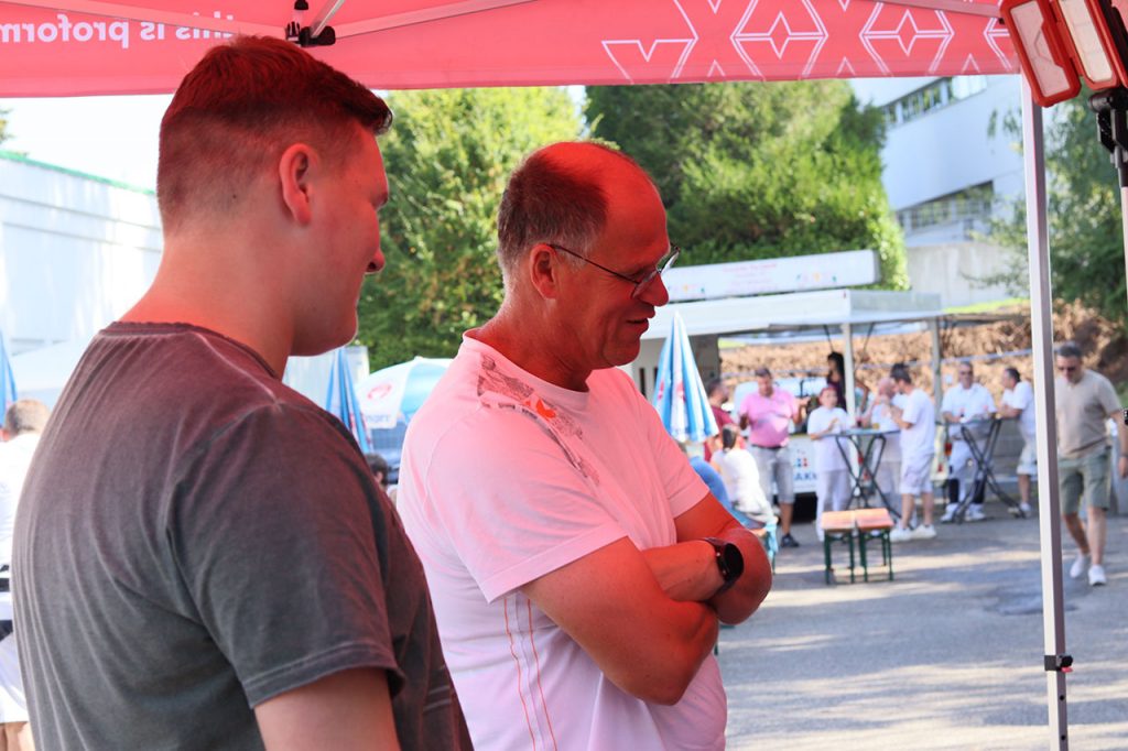 interessierte Kunden am FLEX-Stand