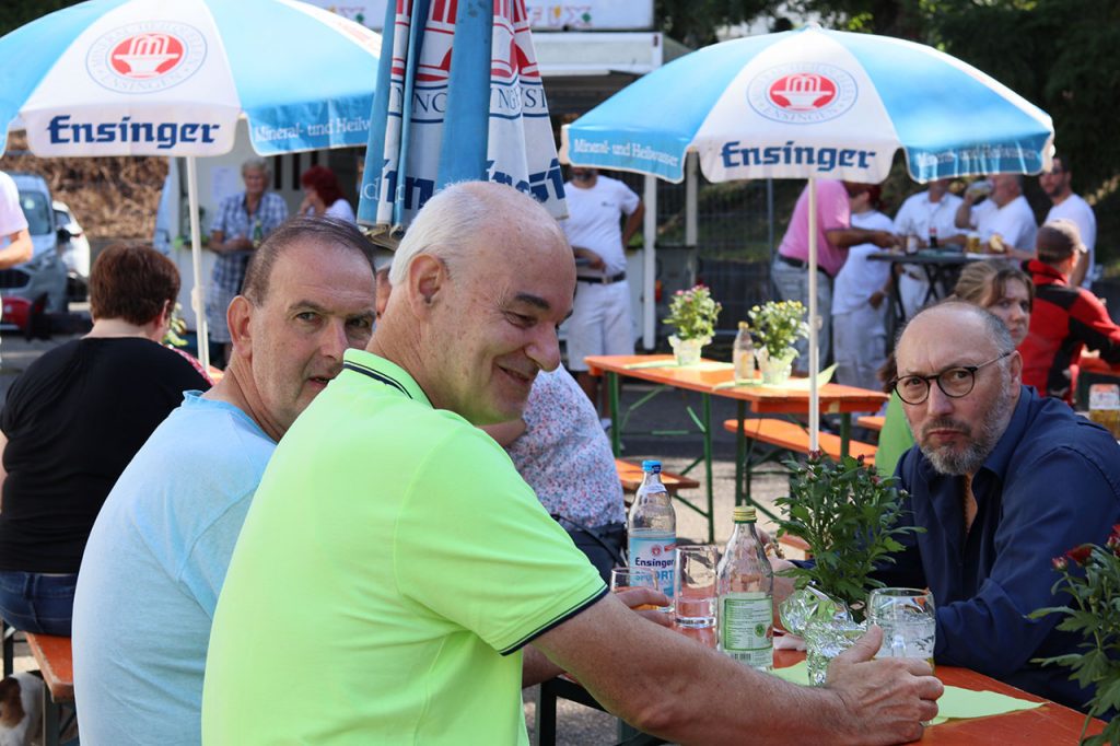 lachende Kunden auf den Bierbänken