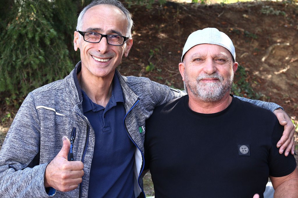 Ahmet mit einem Kunden im Arm - beide lachen