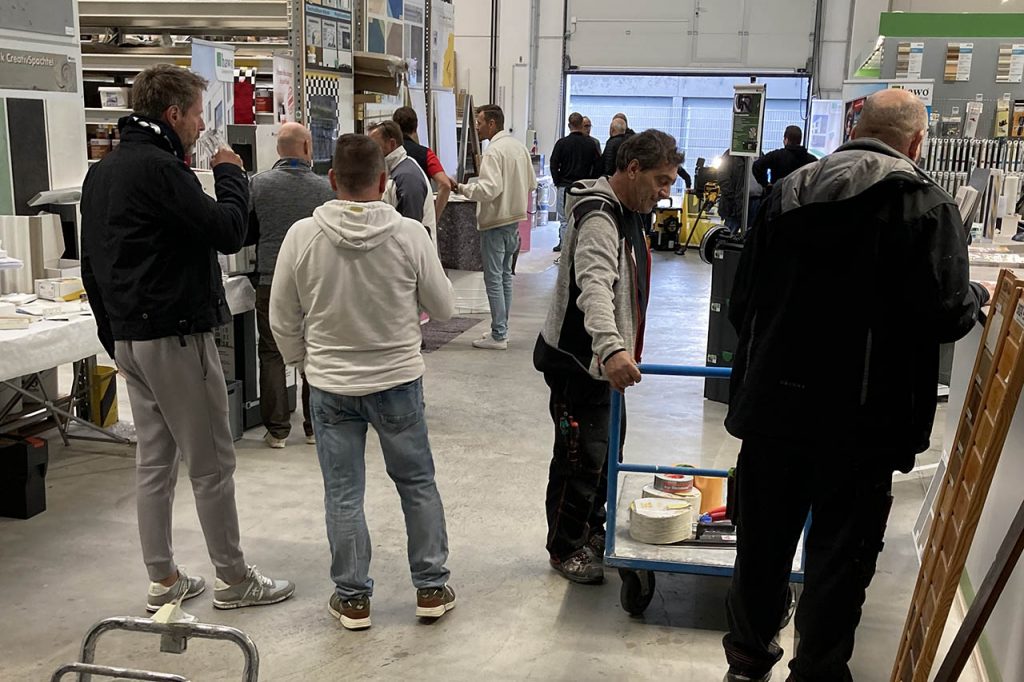 Im Verkaufsraum - viele Besucher