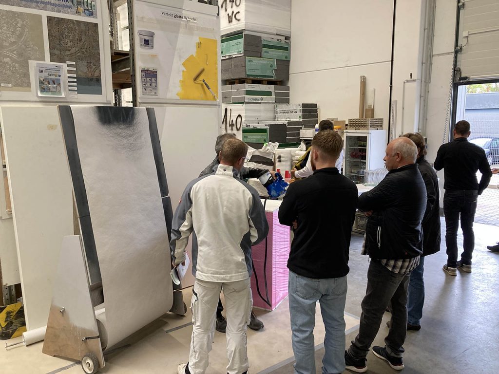 interessierte Kunden am Airless-Stand vom Ahmet