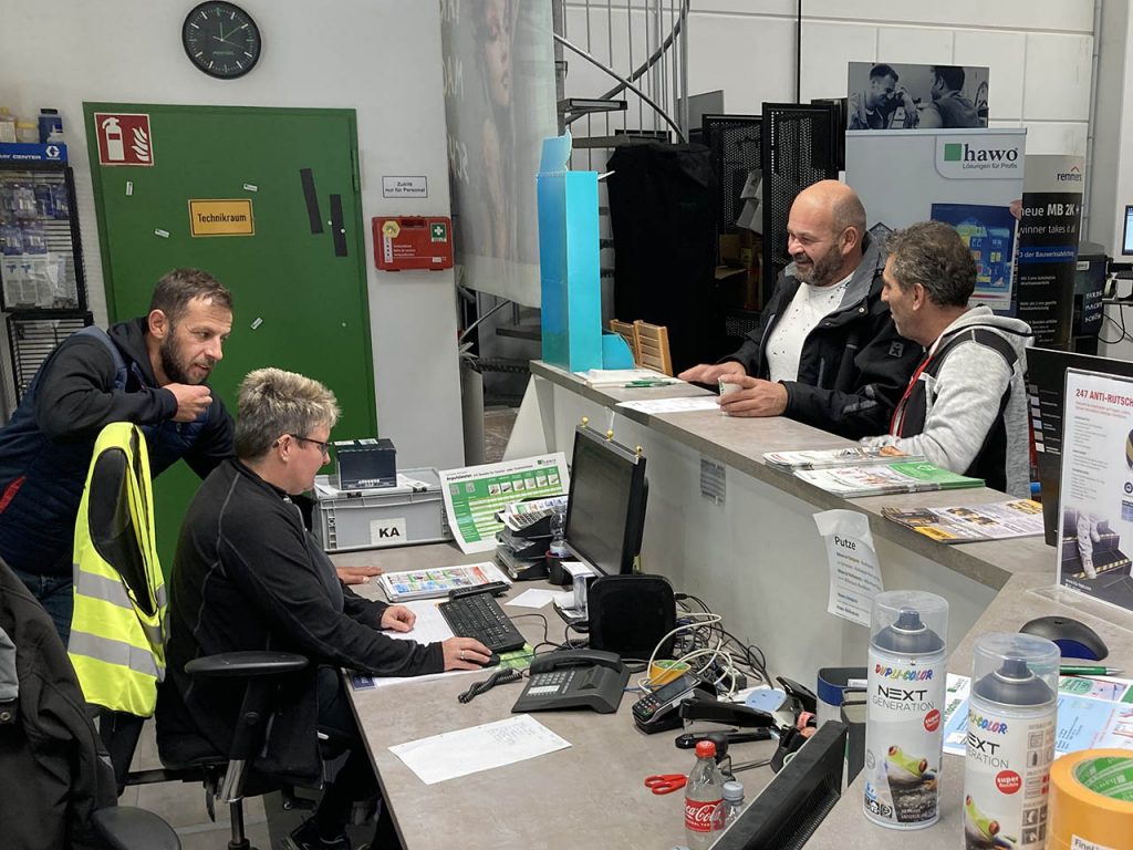 hawo Mitarbeiter und Kunden an der Verkauftheke