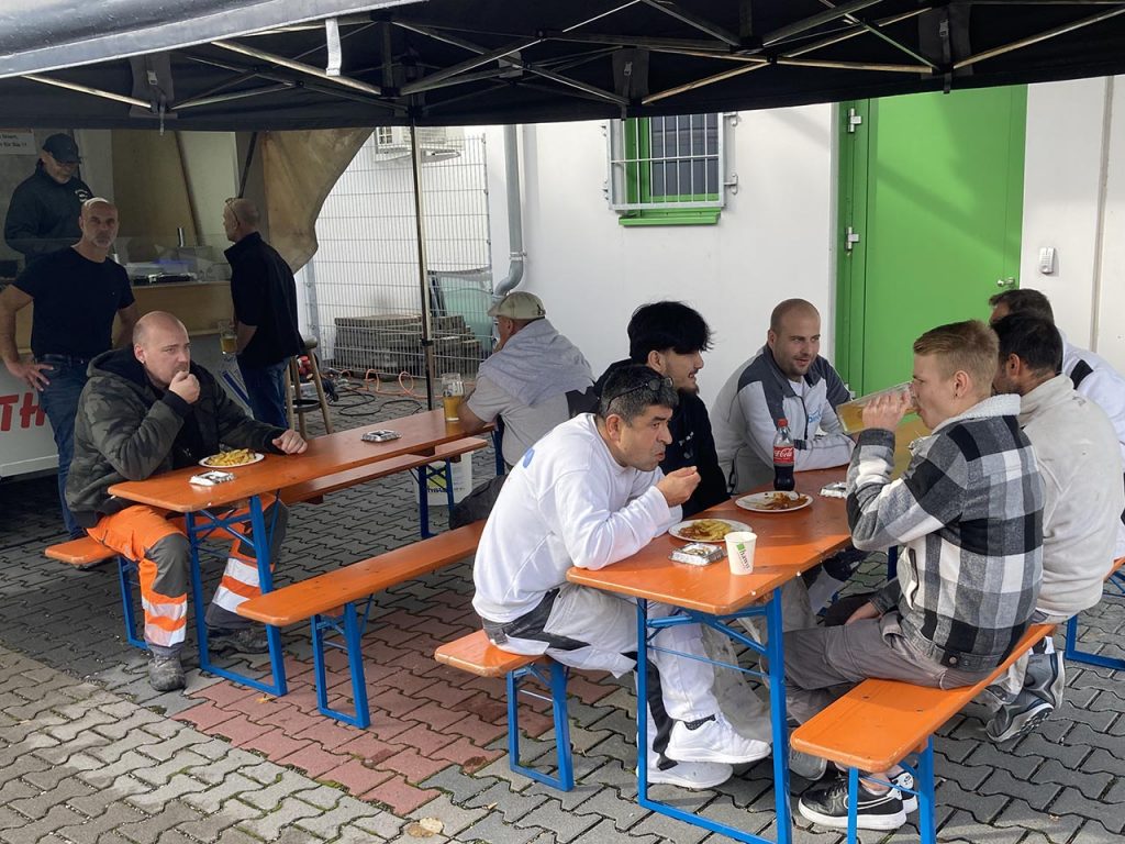 Kunden beim Essen am Imbiss von Udo