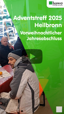 Mehrere Personen sitzen an einem Tisch mit Geb&auml;ck. Text im Bild: Adventstreff Heilbronn &ndash; Vorweihnachtlicher Jahresabschluss.