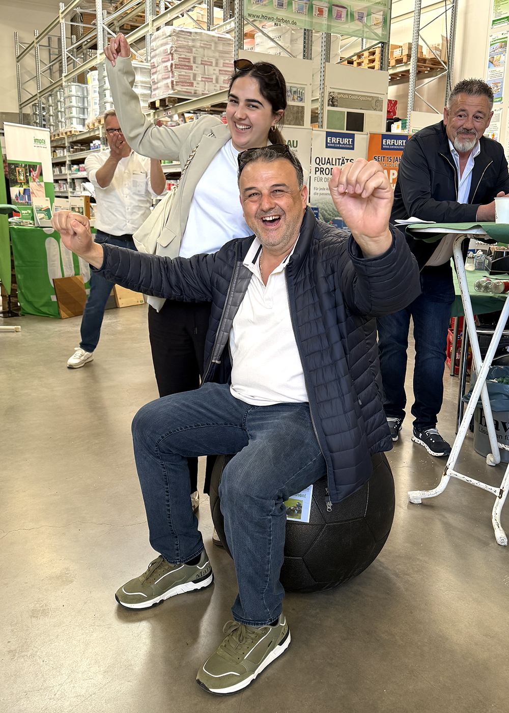 Herr Altintas freut sich über Gewinn der hawo Fußballsitz-Isolierbox