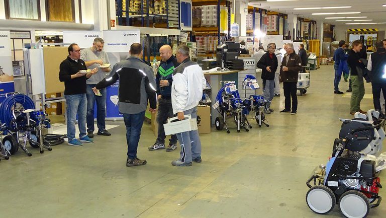 Seminarteilnehmer an den Vorführständen mit Maschinentechnik