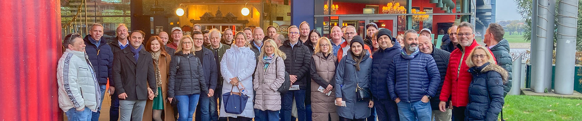 Die ganze Reisegruppe vor dem Apollo Variete in Düsseldorf