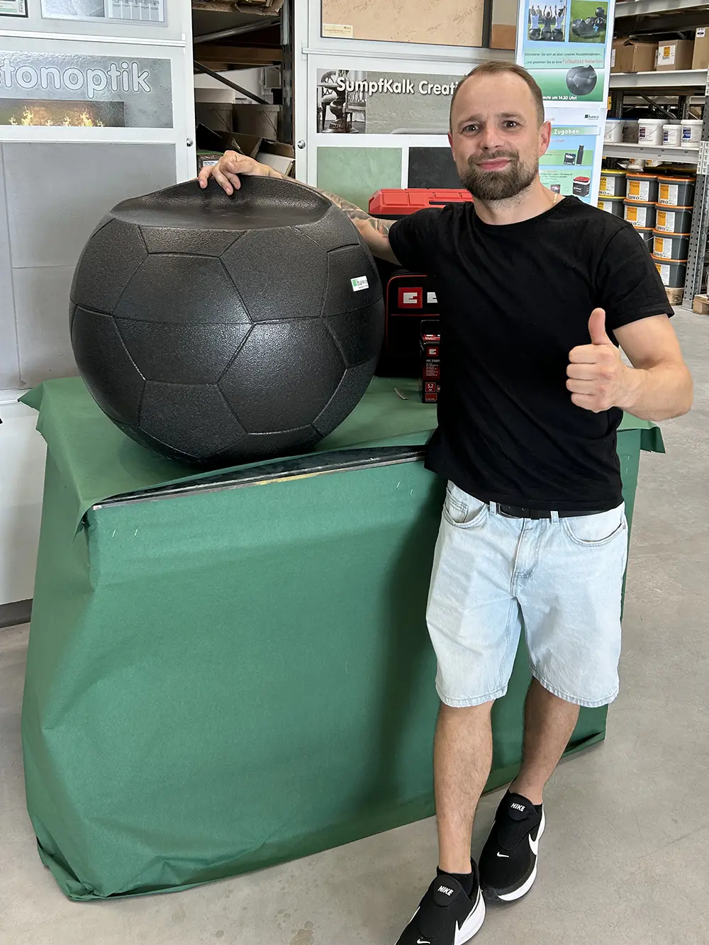 Bartosz Bottin aus Kaiserslautern freut sich über den Gewinn der hawo Fußball-Sitz-Isolierbox