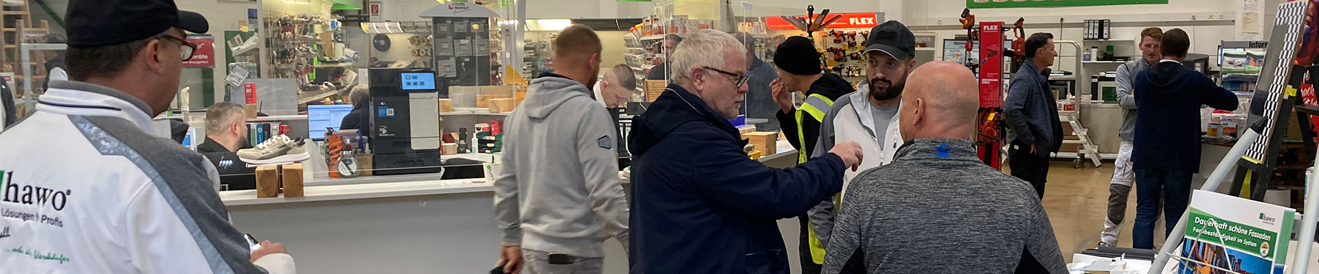 Handwerker und Fachberater im Verkaufsraum bei hawo in Mannheim