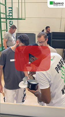 Titelbild vom YouTube-Short der Valpaint-Schulung in Mannheim - Dilip verteilt Material