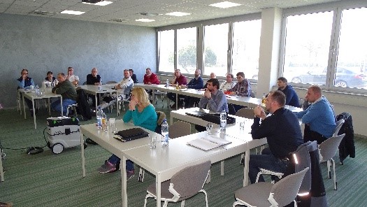 Seminarteilnehmer mit Masken im Schulungsraum