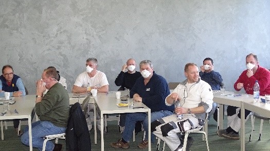 Seminarteilnehmer mit Masken im Schulungsraum