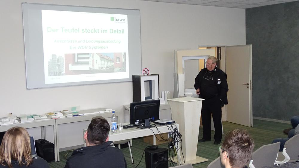 Edmund Norek beim Vortrag im Seminarraum