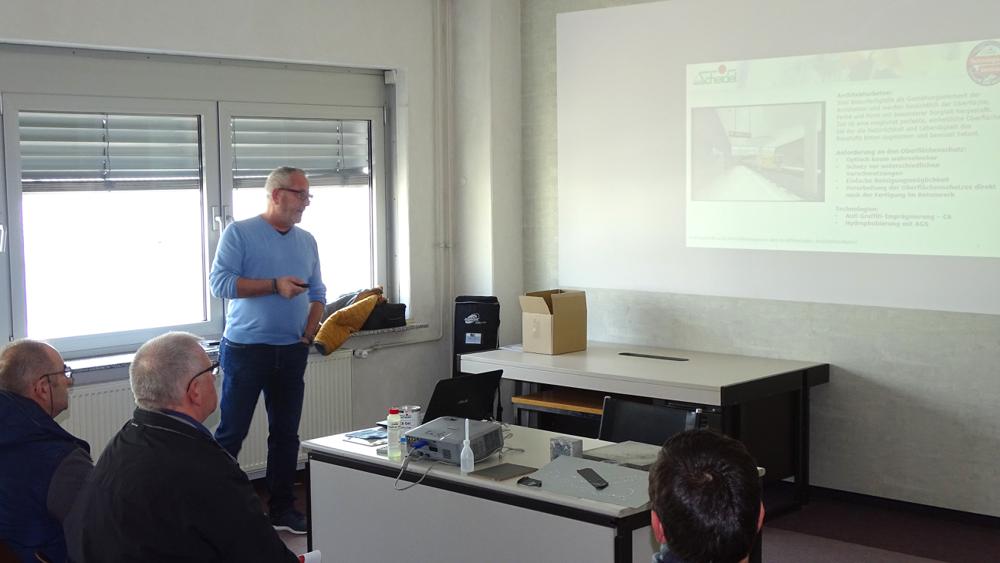 Hans-Jörg Günther, Technischer Berater bei Scheidel GmbH & Co. KG beim Vortrag in Schulungsraum 2