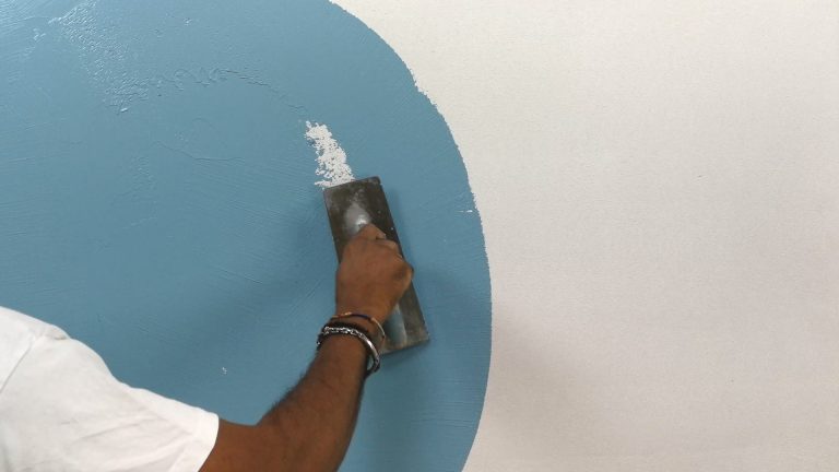 Dilip spachtelt die erste blaue Lage