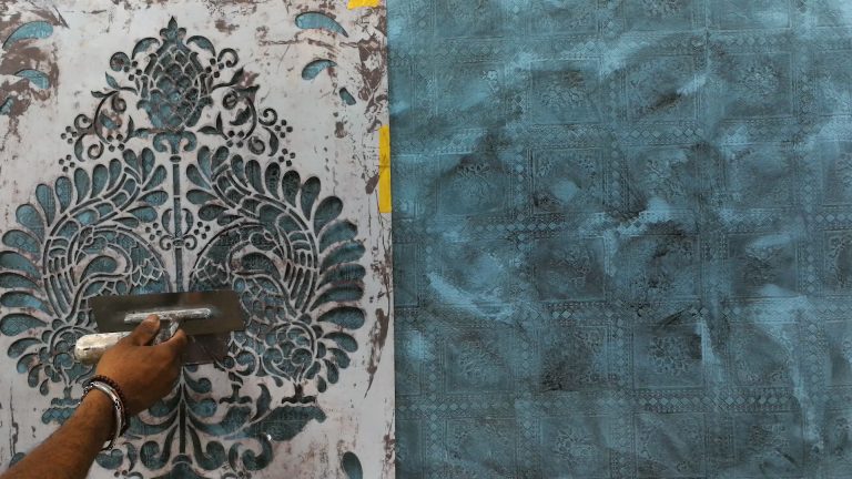 Dilip verspachtelt mit der Jaeger Schablone „India“